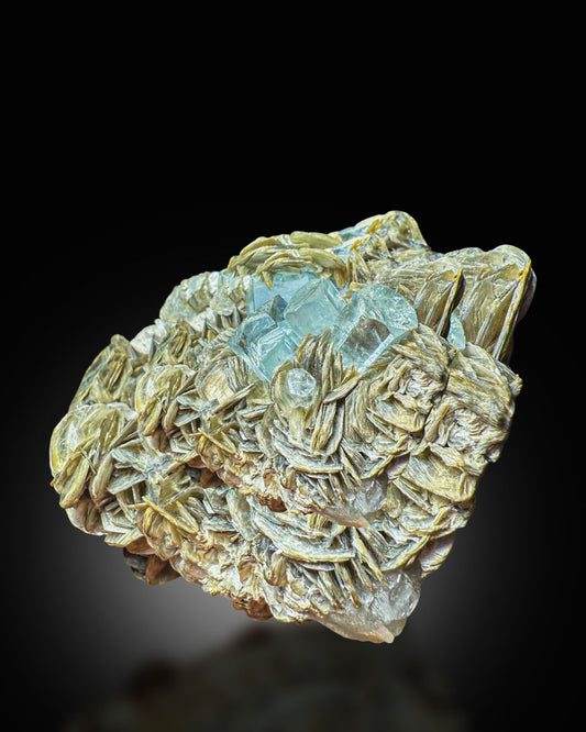 Aquamarine Crystal on Muscovite – Nagar Valley, Gilgit-Baltistan, Pakistan